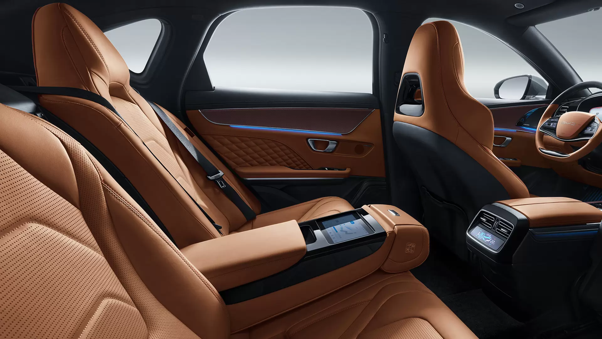 BYD HAN - espace passagers arrière, sièges en cuir et console avec écran - BYD BORDEAUX et BYD TOULOUSE